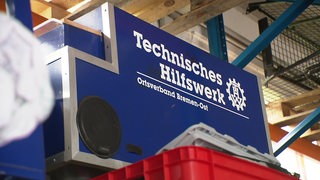 Eine blaue Kiste mit der Aufschrift "Technisches Hilfswerk Ortsverband Bremen-Ost".