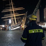 Ein Mann mit einer THW-Jacke steht vor der Seute Deern