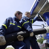 Technisches Hilfswerk - THW-Helfer der Fachgruppe Wasserschaden-Pumpen, montieren Schlaeuche anlaesslich einer Praesentation der verschiedenen Fachgruppen. 