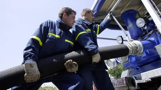 Technisches Hilfswerk - THW-Helfer der Fachgruppe Wasserschaden-Pumpen, montieren Schlaeuche anlaesslich einer Praesentation der verschiedenen Fachgruppen. 