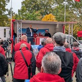Bremens Bürgermeister Andreas Bovenschulte steht bei einer Veranstaltung der IG Metall auf einer Bühne.