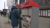 Eine Person ist dabei ein Ticket an einem Ticketautomaten der BSAG zu kaufen.