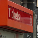 Ein roter Ticketautomat der Verkehrsbetriebe.