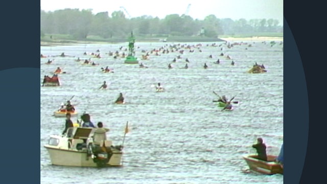 Ein 1982 aufgenommenes Bild von vielen Teilnehmern der Tidenralley auf der Weser. Es sind viele Kanus, Kajaks und Ruderboote unterwegs. 