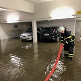 Hochwasser - Unwetter - Starkregen - Gewitter - Strassen wurden ueberflutet, Keller und Tiefgaragen liefen voll und die Kanalisation drueckte das Abwasser hoch.