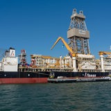 Bohrschiff Hidden Gem der The Metals Company, wird im Seehafen von Rotterdam, Maasvlakte, umgebaut, es soll als erstes Schiff für den Tiefseebergbau ausgerüstet werden, es soll polymetallische Knollen vom Meeresboden gewinnen.