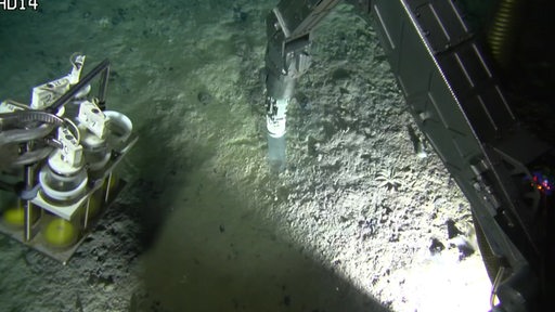 Eine Maschine arbeitet am Meeresboden. 