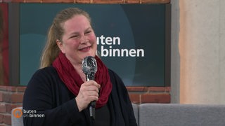 Tierärztin Alexandra Dörnath im Studio von buten un binnen.