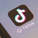 Ein Handybildschirm, wo man die Tiktok App sieht.
