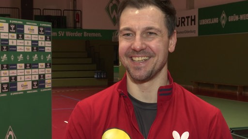 Zu sehen ist Timo Boll bei einem Interview.