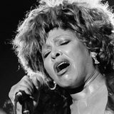 Ein schwarz-weißes Bild von Tina Turner auf der Bühne