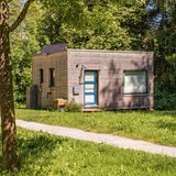 Ein kleines Haus im Grünen.