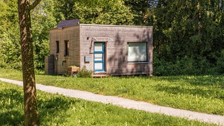 Ein kleines Haus im Grünen.