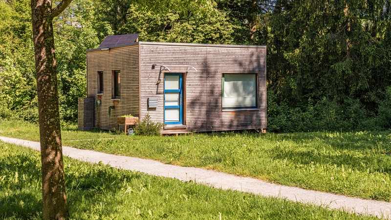 Ein kleines Haus im Grünen.