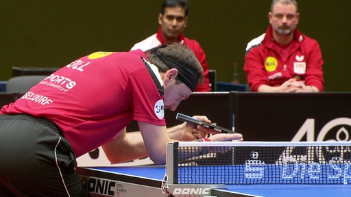 Timo Boll beim Tischtennis-Bundesliga-Duell. Er ist gerade dabei, einen Aufschlag zu machen.