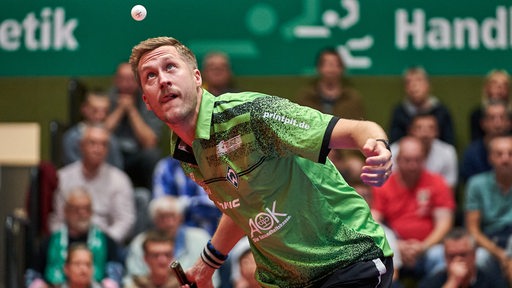 Werders Tischtennis-Profi Mattias Falck fixiert den Ball in der Luft beim Aufschlag.