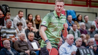 Werders Tischtennis-Profi Mattias Falck schaut verbissen und reckt nach einem gewonnenen Punkt die Faust.