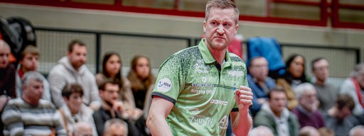 Werders Tischtennis-Profi Mattias Falck schaut verbissen und reckt nach einem gewonnenen Punkt die Faust.