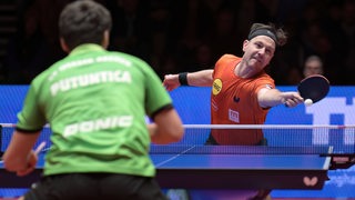 Tischtennis-Legende Timo Boll in Aktion im Bundesliga-Spiel gegen Werder-Spieler Andrej Putuntica.