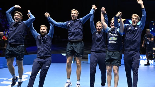 Das schwedische Tischtennis-Team um Mattias Falck bedankt sich hüpfend bei den Fans bei der Team-EM.