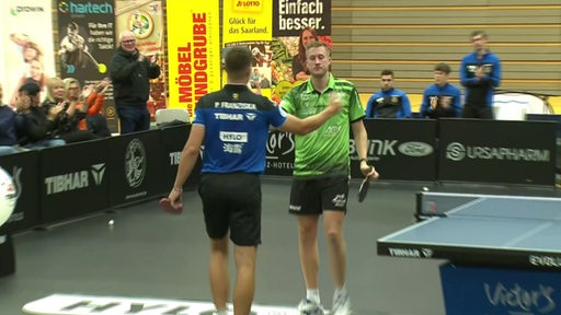 Im grünen Trikot ist der Werder-Tischtennisspieler Mattias Falck, der beim Pokal-Spiel seinem Gegenspieler gratuliert.