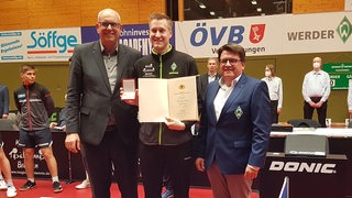 Bürgermeister Andreas Bovenschulte mit Werder-Präsident Hubertus Hess-Grunewald bei der Ehrung von Tischtennis-Weltmeister Mattias Falck.