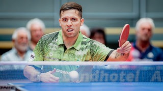 Werders Tischtennis-Profi Marcelo Aguirre mit verbissenem Gesichtsausdruck bei einem Rückhandschlag.