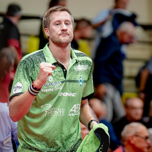 Werders Tischtennis-Profi Mattias Falck reckt nach einem Punktgewinn die Faust.