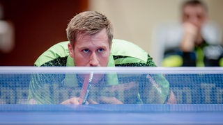 Werders Tischtennis-Profi Mattias Falck lauert gebückt am Tisch auf den Aufschlag des Gegners.