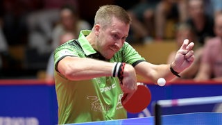 Mattias Falck pariert im Werfer-Trikot einen Ball. 