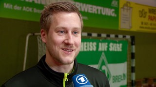 Werders Tischtennis-Star Mattias Falck lächelt bei einem Interview nach dem Spiel.