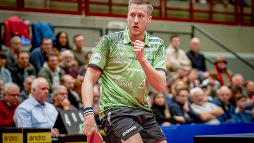 Werders Tischtennis-Profi Mattias Falck reckt die Faust nach einem Punktgewinn.
