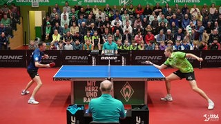 Werders Tischtennis-Profi Mattias Falck streckt sich im Spiel gegen Ochsenhausens Trainer Bogdan Pugna.