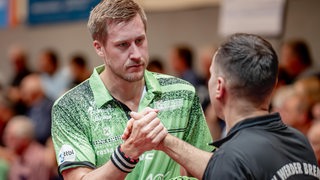 Werders schwedischer Tischtennis-Profi Mattias Falck beim Handshake mit Trainer Cristian Tamas nach einem Sieg.