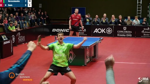 Werders Tischtennis-Profi Kirill Gerassimenko reckt mit martialischem Geschrei nach seinem verwandelten Matchball gegen Benedikt Duda die Arme hoch.
