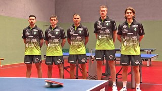 Das Tischtennis-Team von Werder Bremen mit Mattias Falck, Kirill Gerassimenko, Marcello Aguirre, Cristian Pletea und Trainer Cristian Tamas steht für ein Gruppenfoto parat.