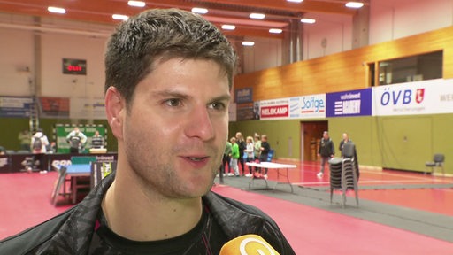 Neu-Ulms Tischtennis-Profi Dimitri Ovtcharov lächelt beim Interview nach dem Spiel in Bremen.