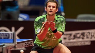 Werders Tischtennis-Profi Cristian Pletea schaut verzweifelt in Richtung der Bremer Bank.