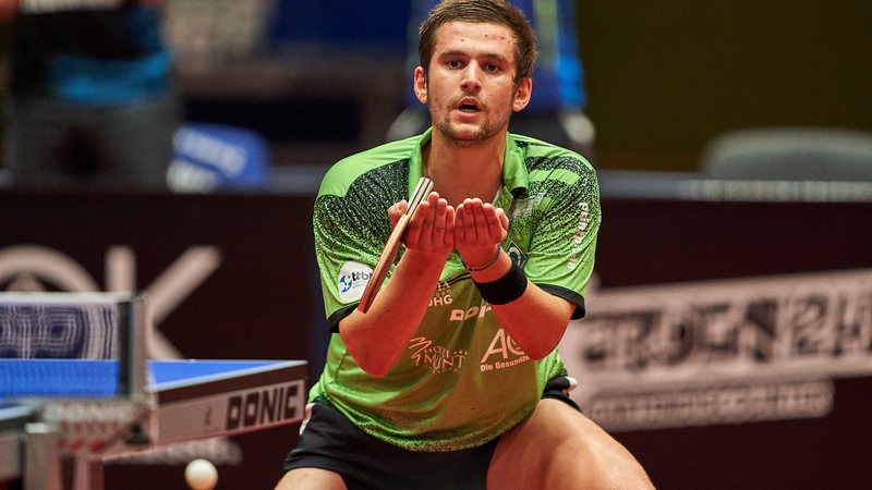 Werders Tischtennis-Profi Cristian Pletea schaut verzweifelt in Richtung der Bremer Bank.
