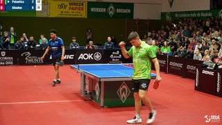 Werders Tischtennis-Profi Andrei Putuntica reckt die Faust nach dem Sieg gegen Ochsenhausens Tiago Abiodun.