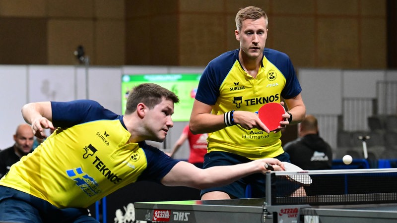 Die schwedischen Tischtennis-Spieler Mattias Falck und Kristian Karlsson bei der WM im Doppel in Aktion.