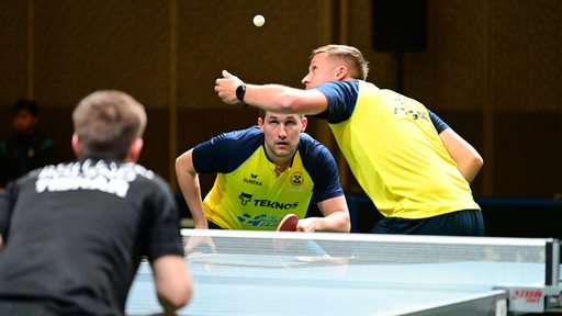 Das Tischtennis-Doppel Mattias Falck und Kristian Karlsson in Aktion.