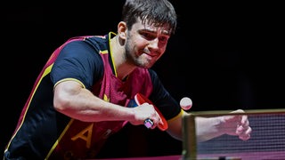 Tischtennis-Profi Kirill Gerassimenko von Werder Bremen konzentriert bei einem Rückhandschlag in einem Spiel bei der Weltmeisterschaft in Doha.