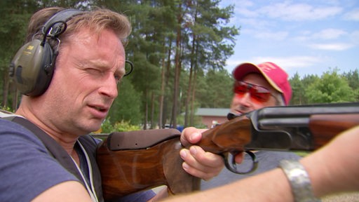 Sportblitz-Reporter Stephan Schiffner versucht mit einem Gewehr zu zielen