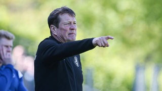 Trainer Torsten Gütschow gibt Anweisungen beim Spiel des Bremer SV. 