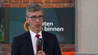 Der swb Vorstands Chef Torsten Köhne im buten un binnen Studio. 