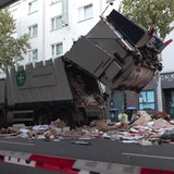 Ein Müllauto wird auf der Straße geleert.