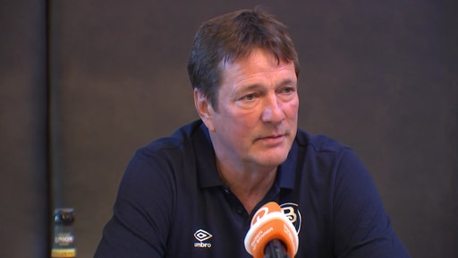 Der neue Trainer des Bremer SV Torsten Gütschow in einer Pressekonferenz.