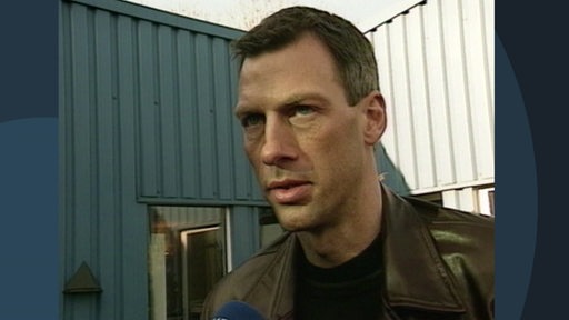 Schalke-Trainer Frank Neubarth schaut in die Kamera.