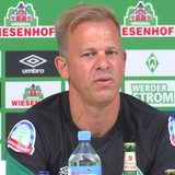 Cheftrainer von Werder Bremen Markus Anfang auf einer Pressekonferenz.
